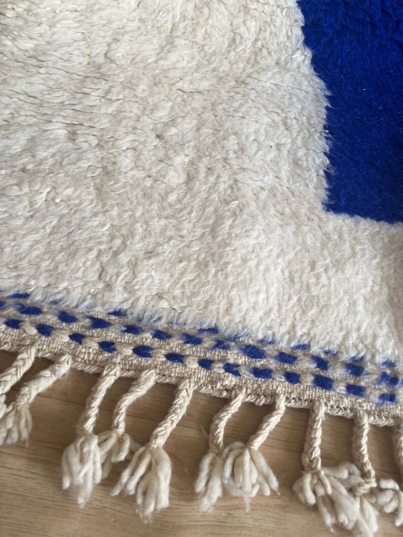 Azilal rug Traditional handwoven size 200 x 300 cm