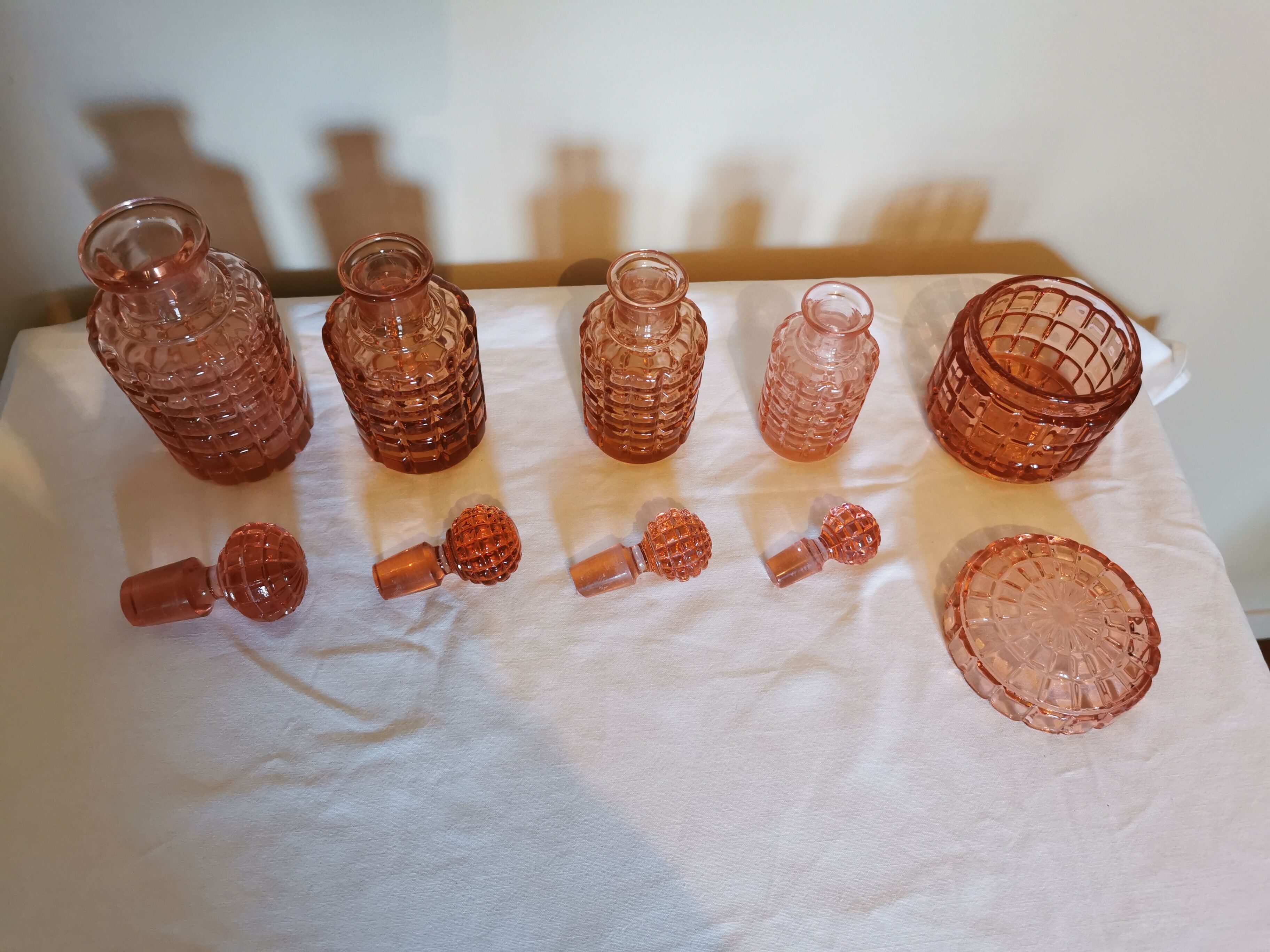 Set of 4 bottles and an art deco box in pink Bayel crystal