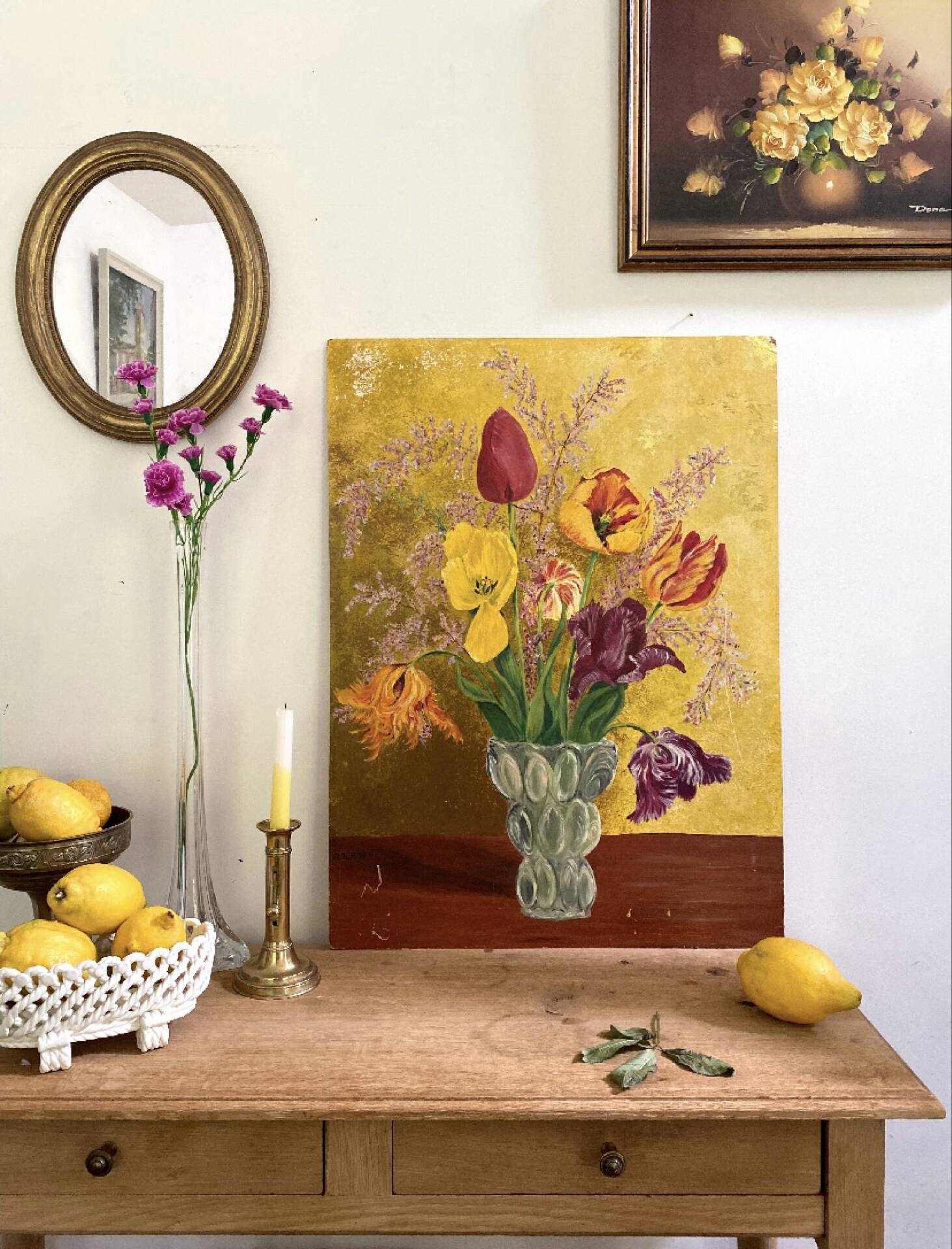 Bouquet of tulips on a golden background — Oil on panel