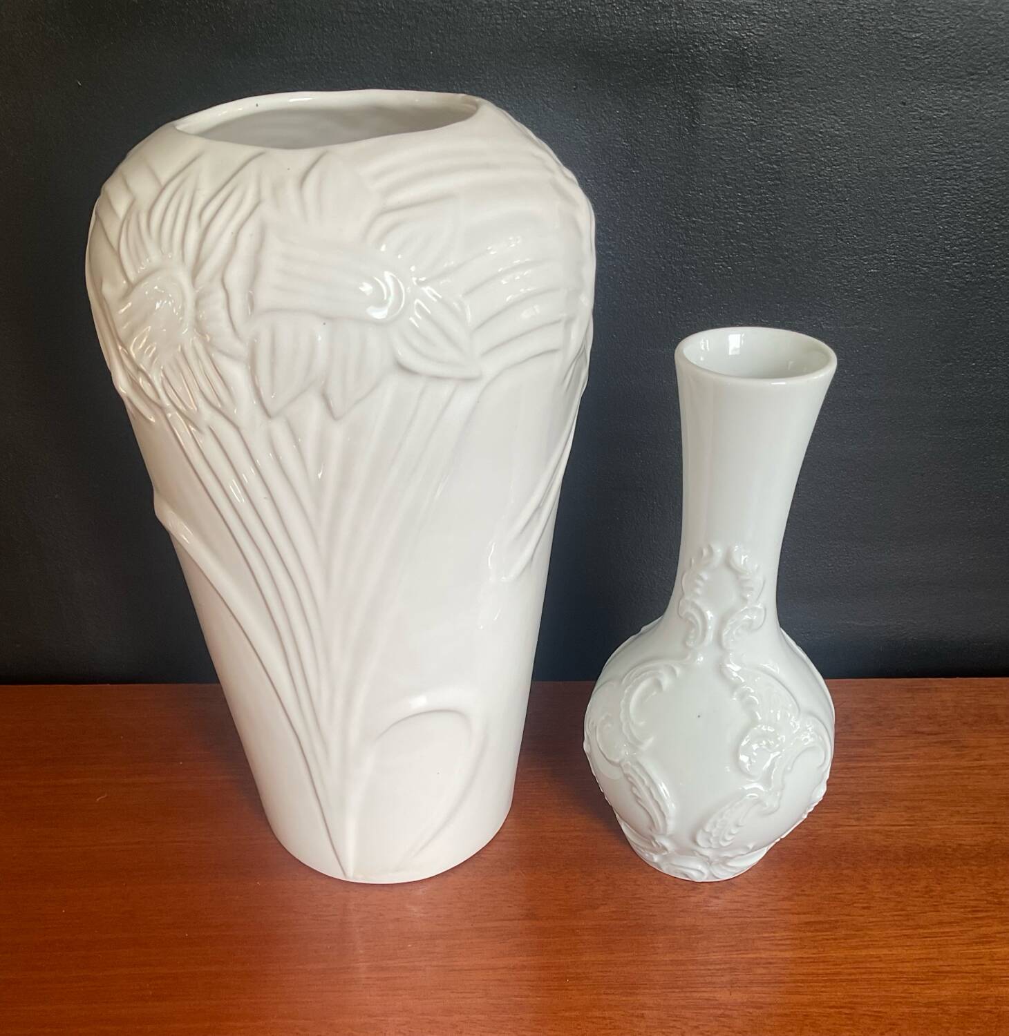 A pair of vintage vases in glazed porcelain.