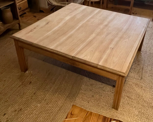 Grande table basse carrée ancienne en bois massif brut