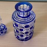 Flacon en cristal de Baccarat modèle diamants pierreries doublé bleu