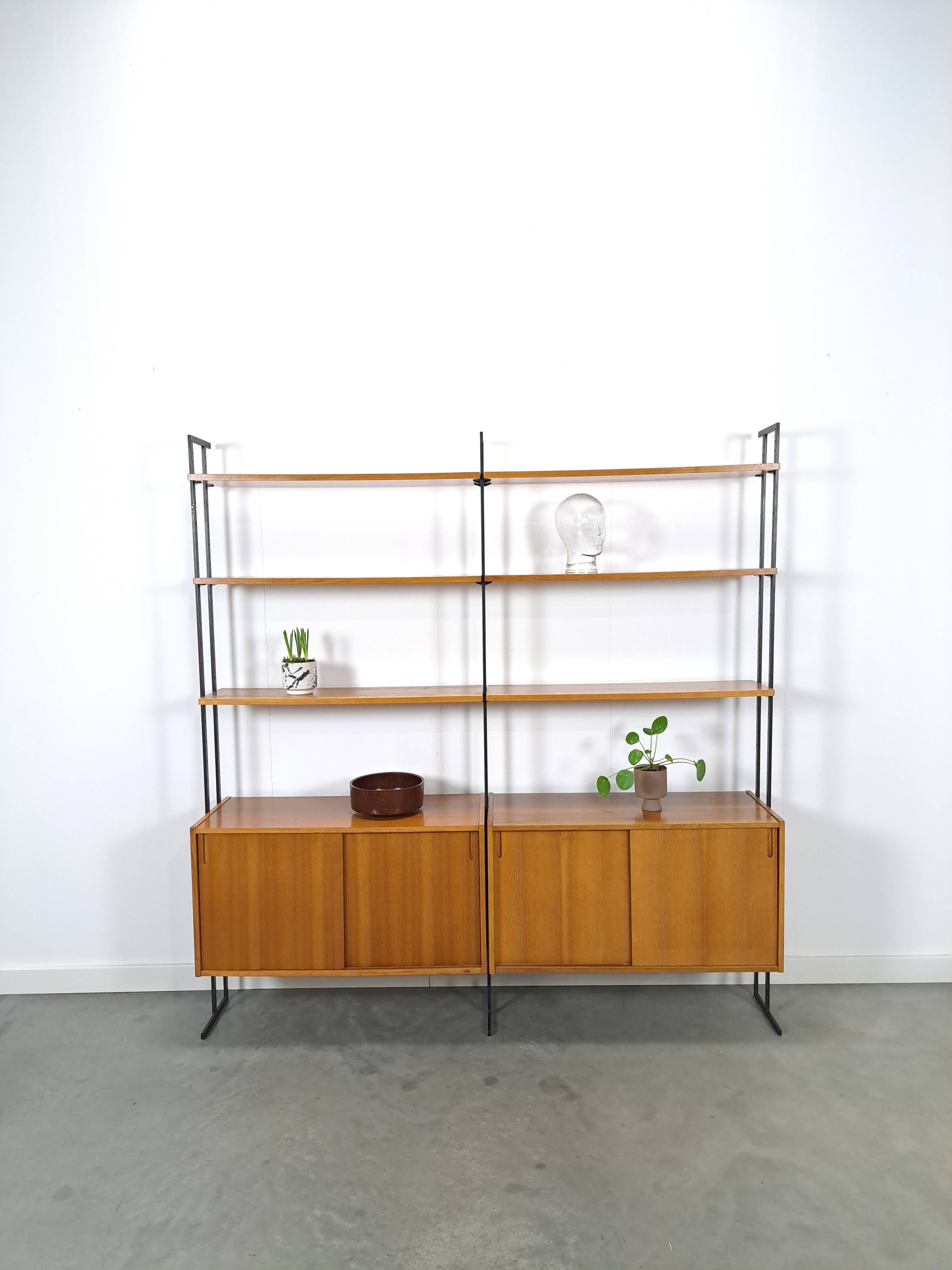 Modulair Omnia wandsysteem, Hilker, teak en zwart staal met legplanken