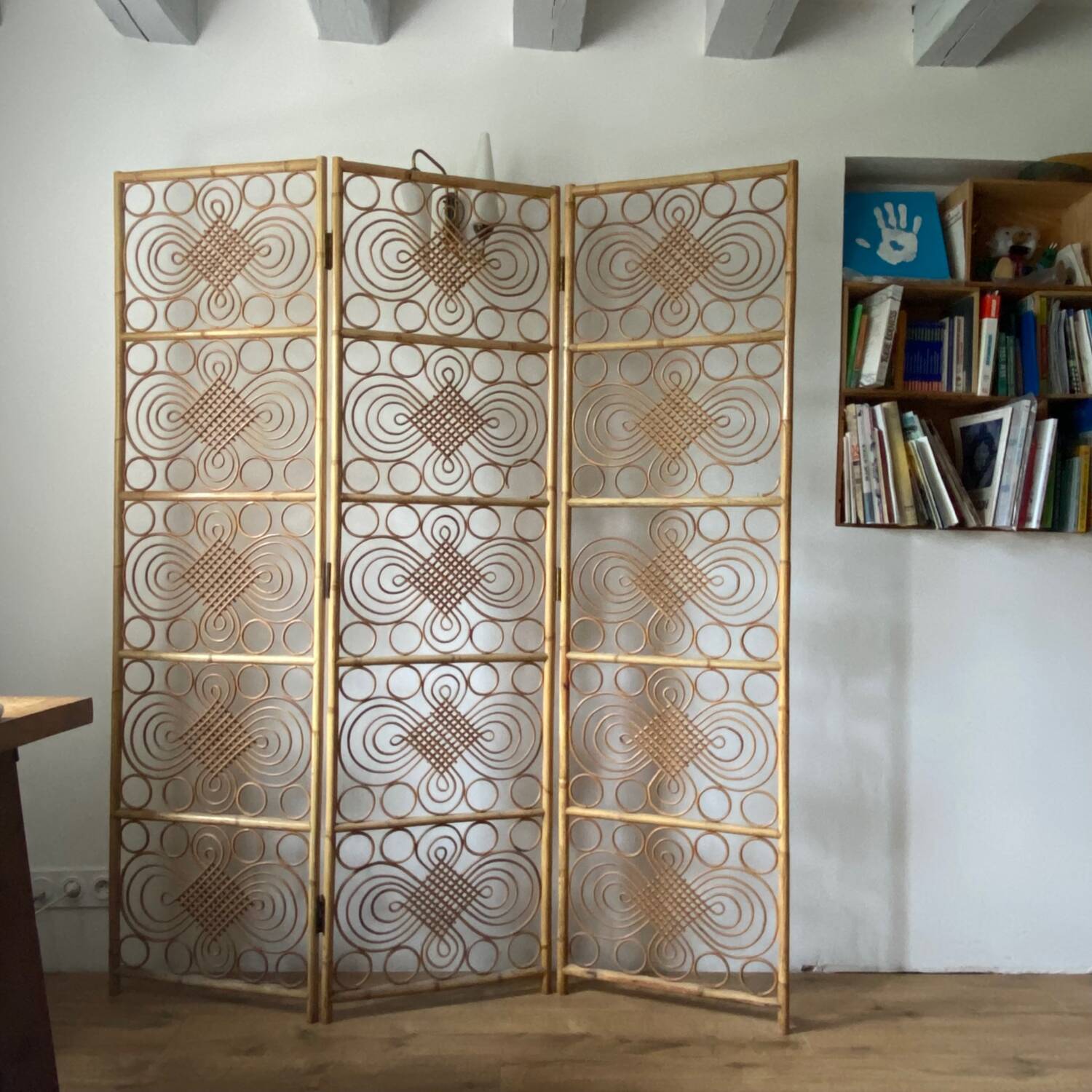Rattan rosette screen