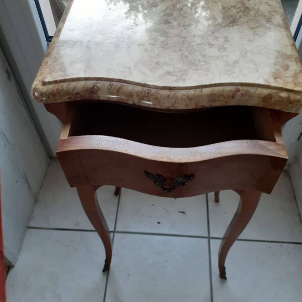 Table de nuit en bois de rose. Dessus marbre. 2 Tiroirs.