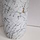 Vase en terre cuite peinte à motif graphique