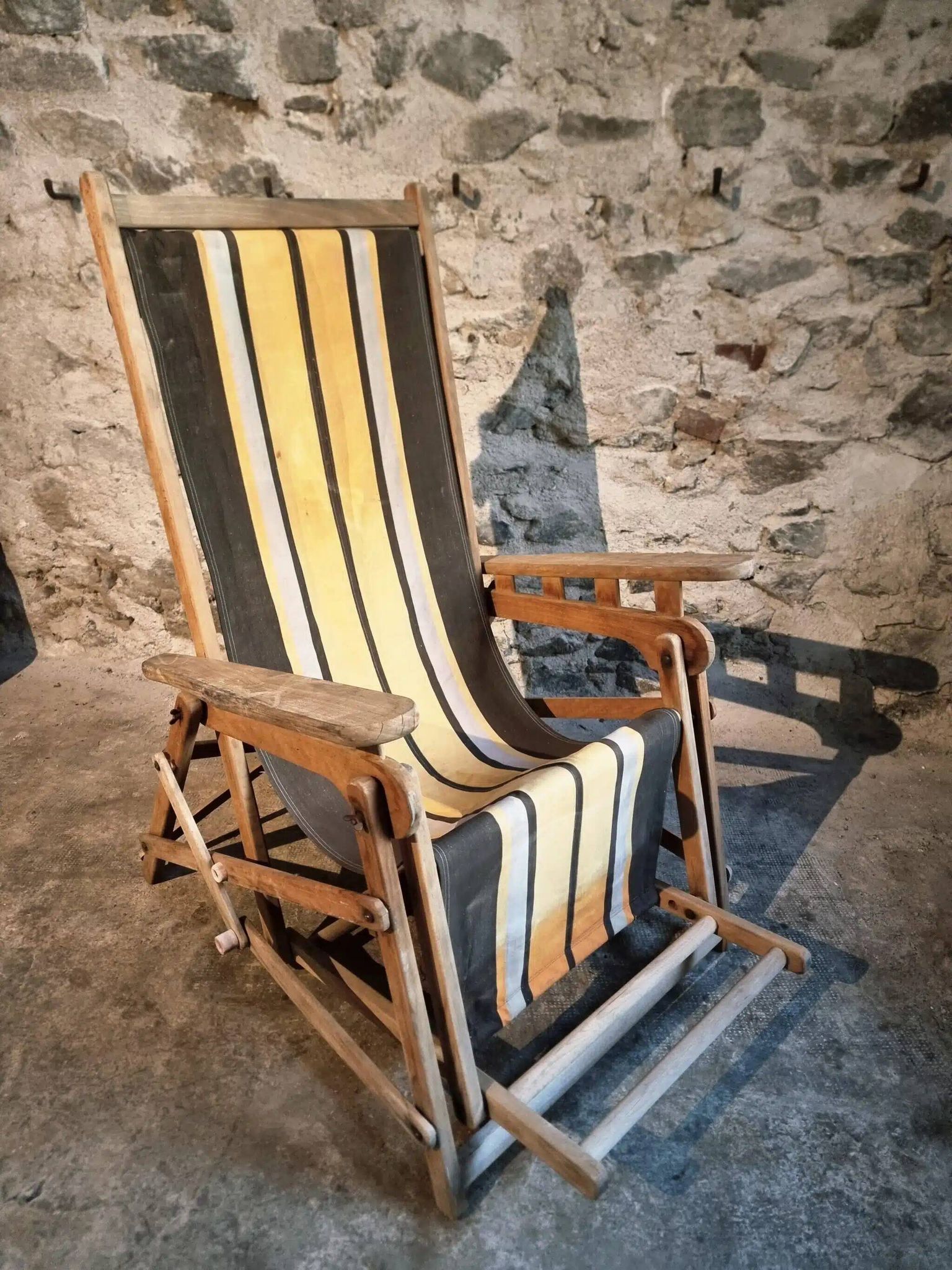 Vintage French folding lounge chair – 1950s/60s in beech with striped canvas, adjustable recliner