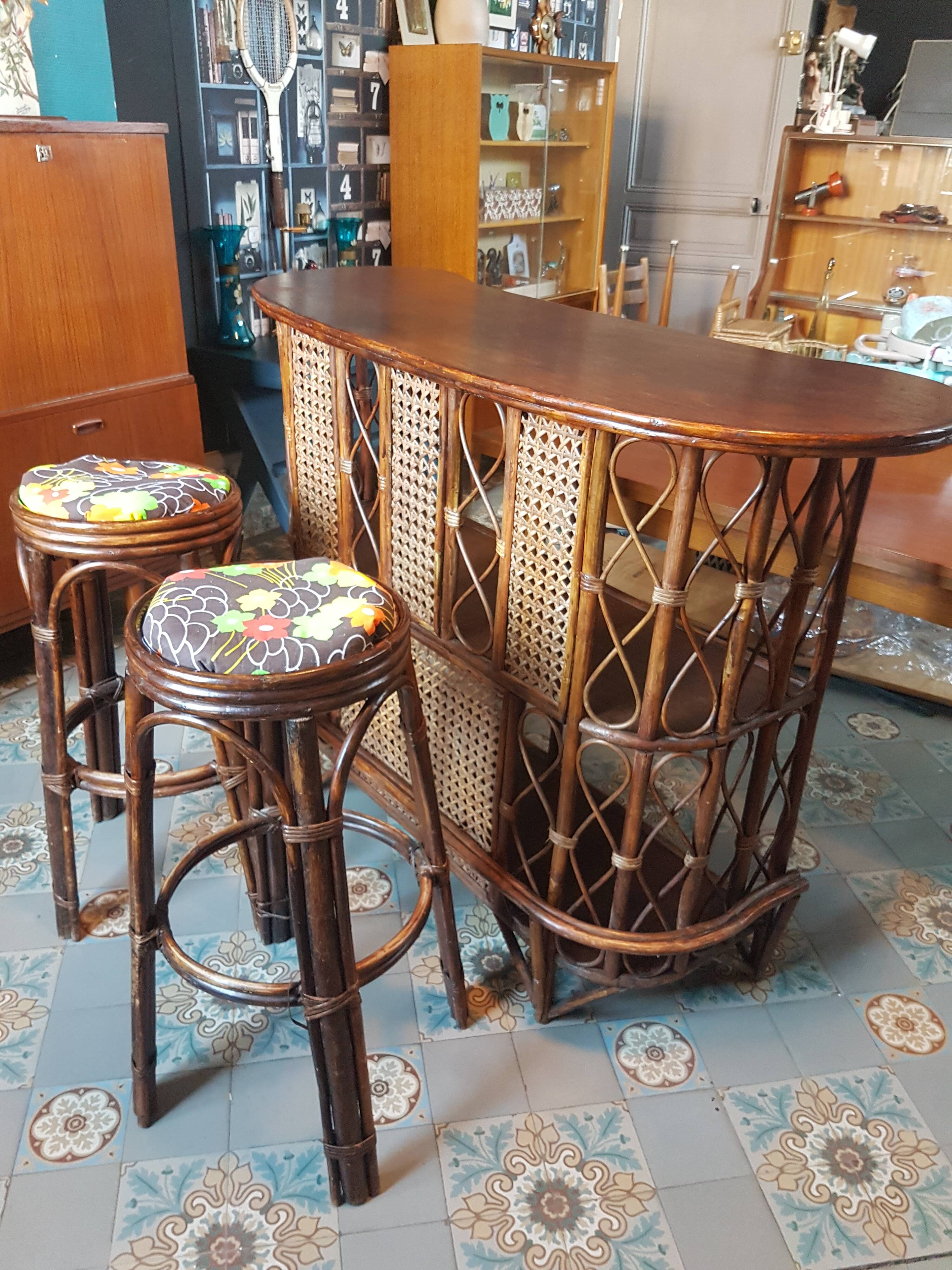 Bar rotin cannelé  et ses 2 tabourets