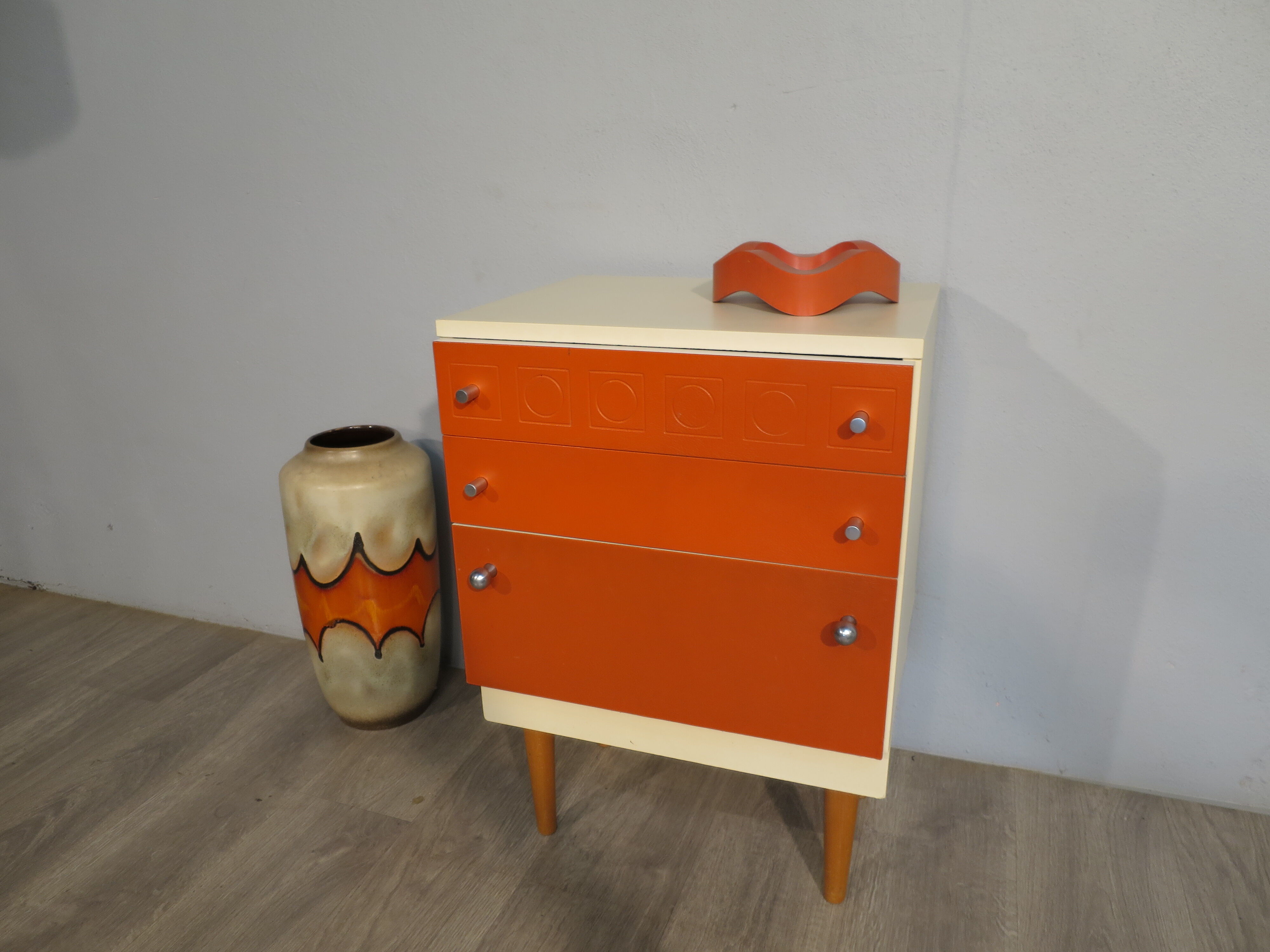 Meuble d'appoint vintage orange