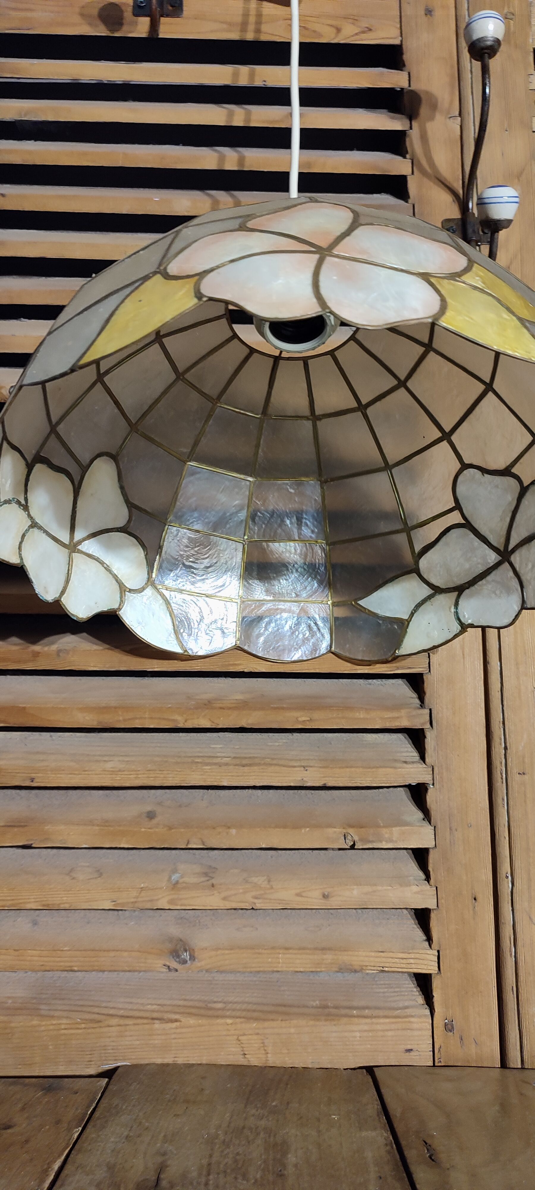 Mother-of-pearl suspension