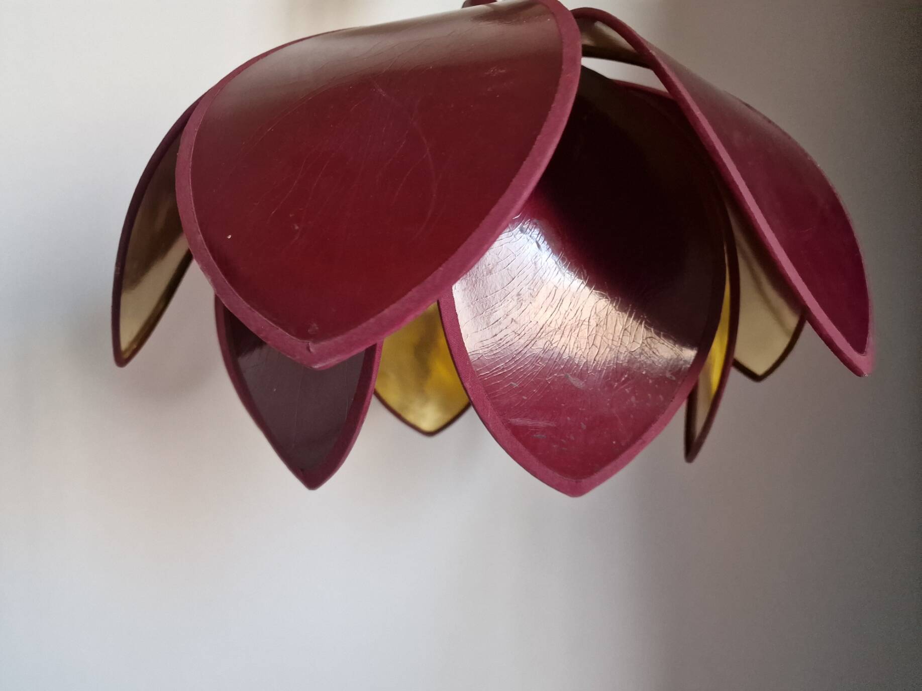 Suspension fleur de Lotus bordeaux de Robert de Schuytener, années 80