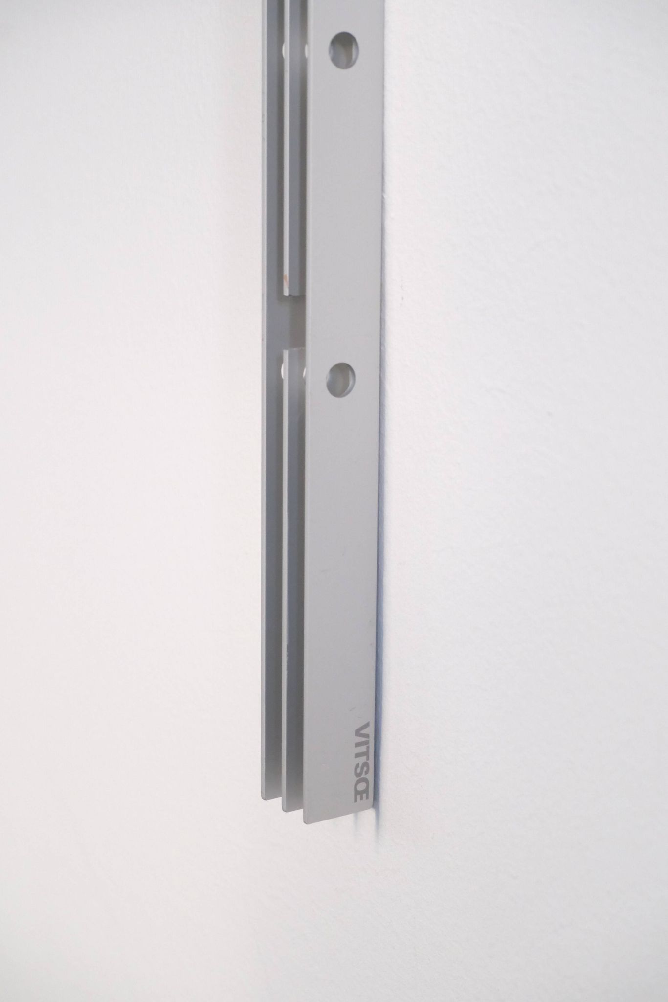 “606” Shelving System by Dieter Rams / Vitsœ