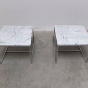 Paire de tables basses ou de tables d'appoint en marbre de Carrare et chrome, années 1970.
