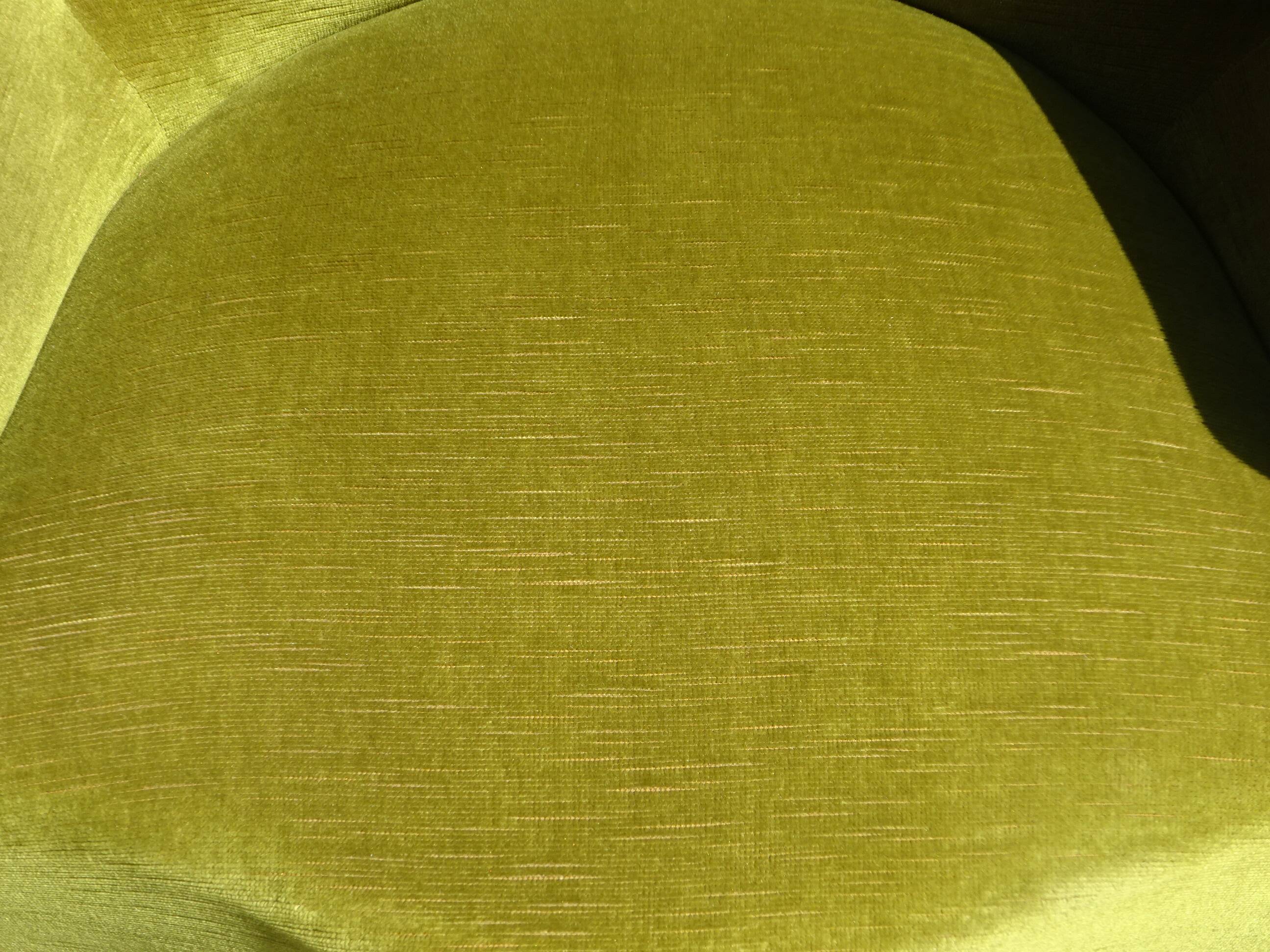 Paire de fauteuils crapauds en velours vert