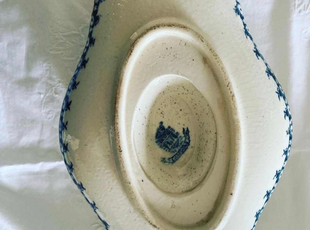 Saucière opaque porcelain of Gien model thistles.