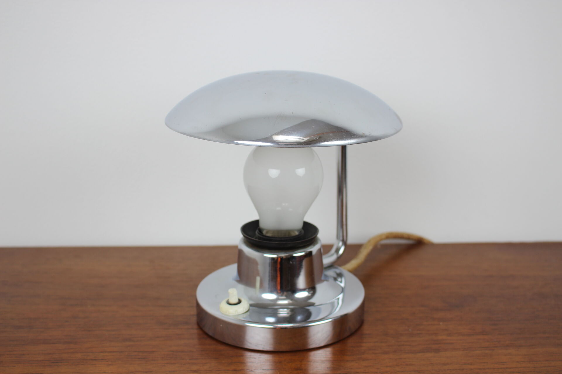 Big bauhaus brass table lamp, 1930