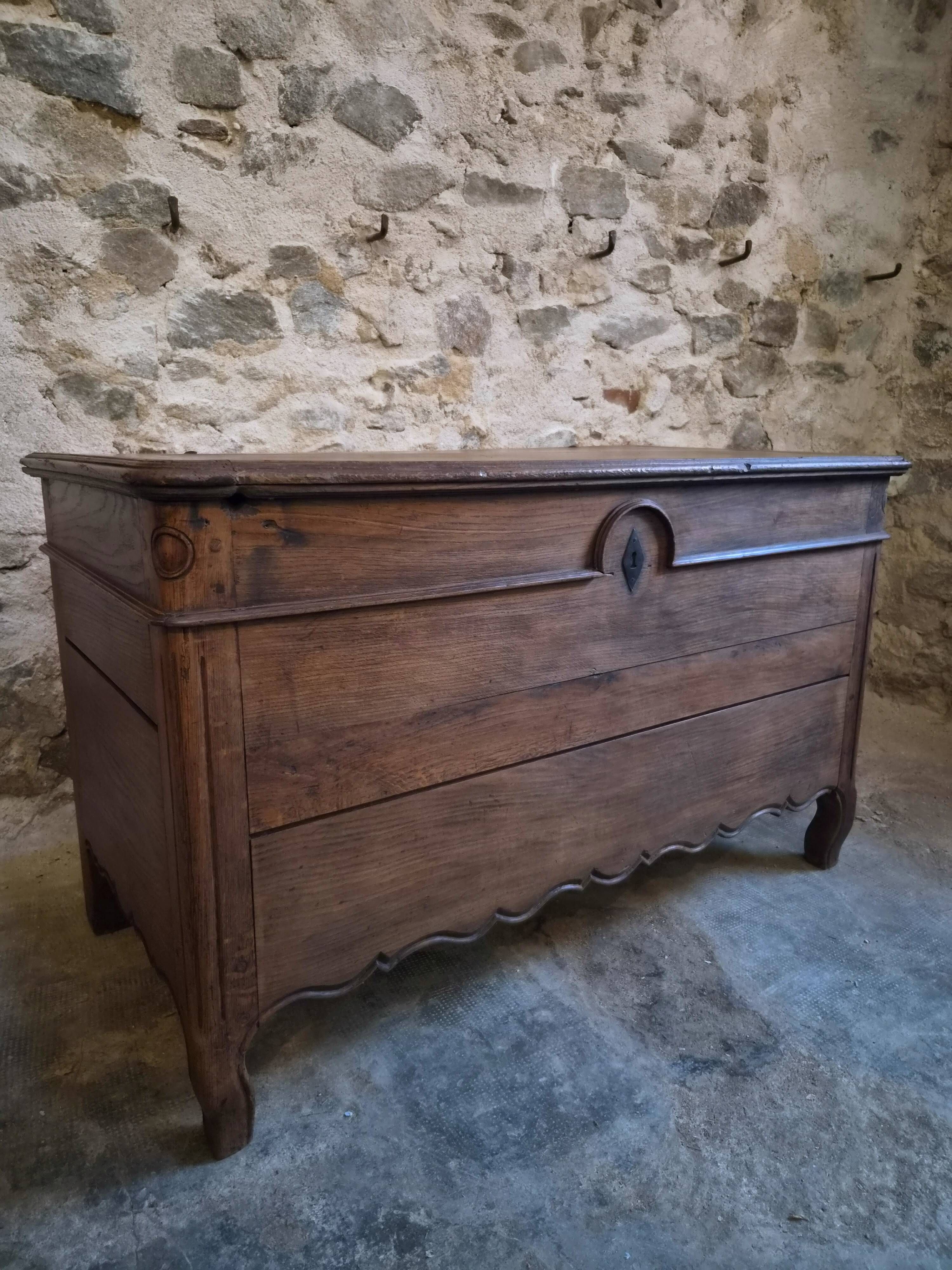 Antique marriage chest in oak / blanket chest – 18th century, Auvergne, France