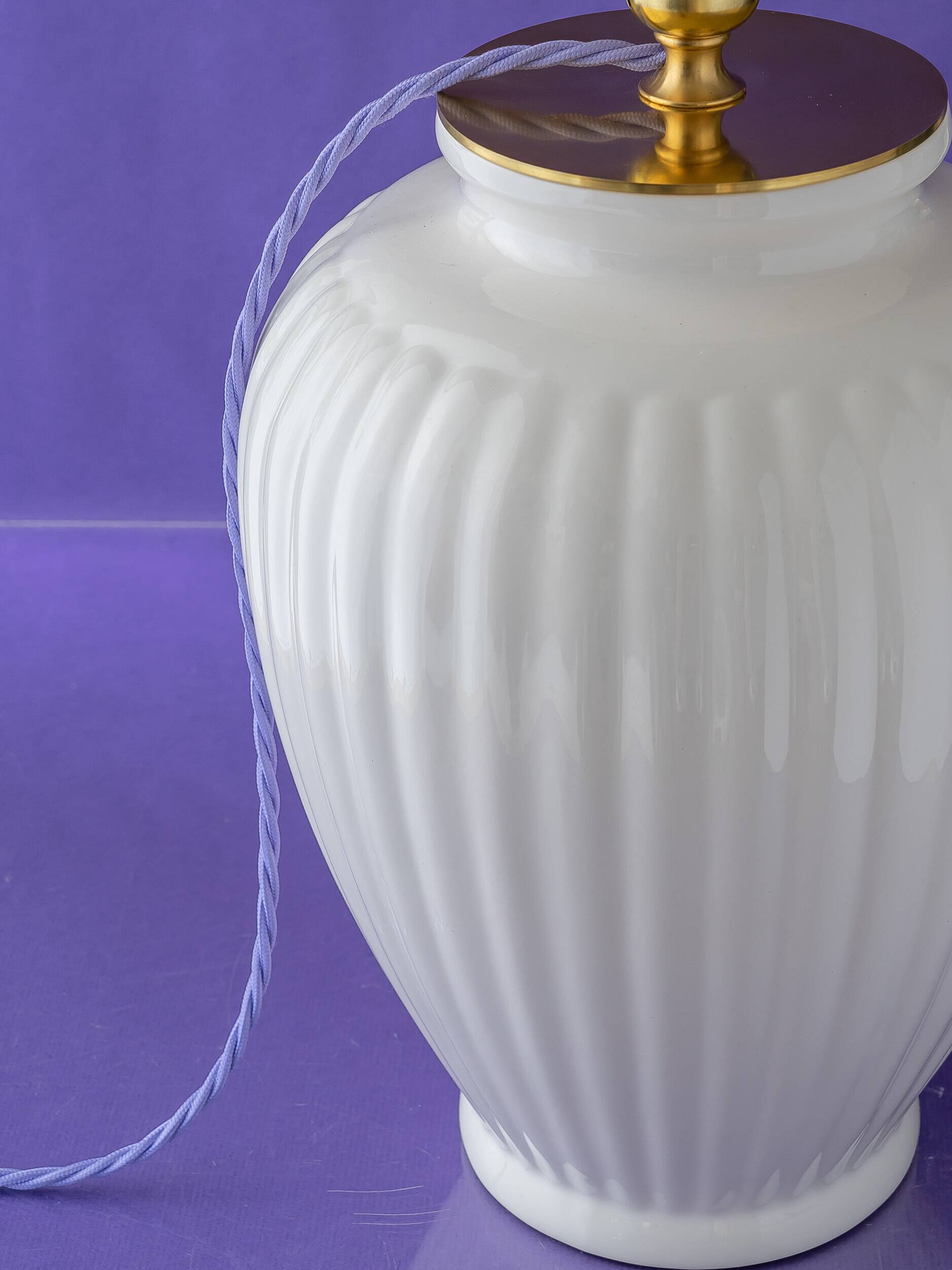 Grande lampe de table maximaliste florale avec une base en céramique Delft et un nouvel abat-jour.