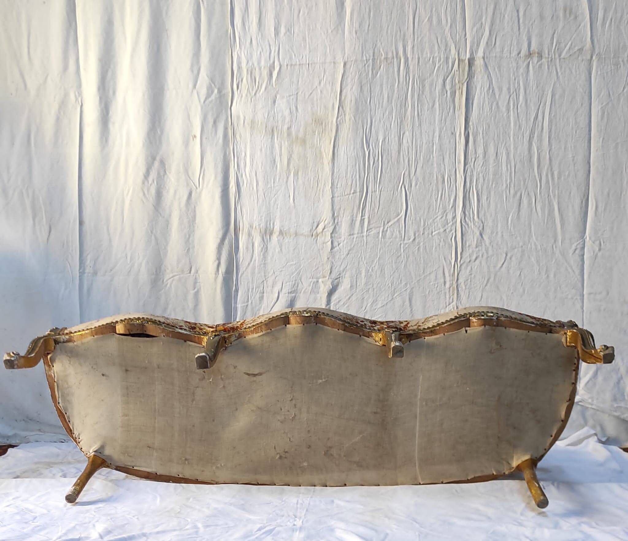 Three-seater canapé in carved wood, upholstery and gilded wood. Around 1900, Louis XV style.