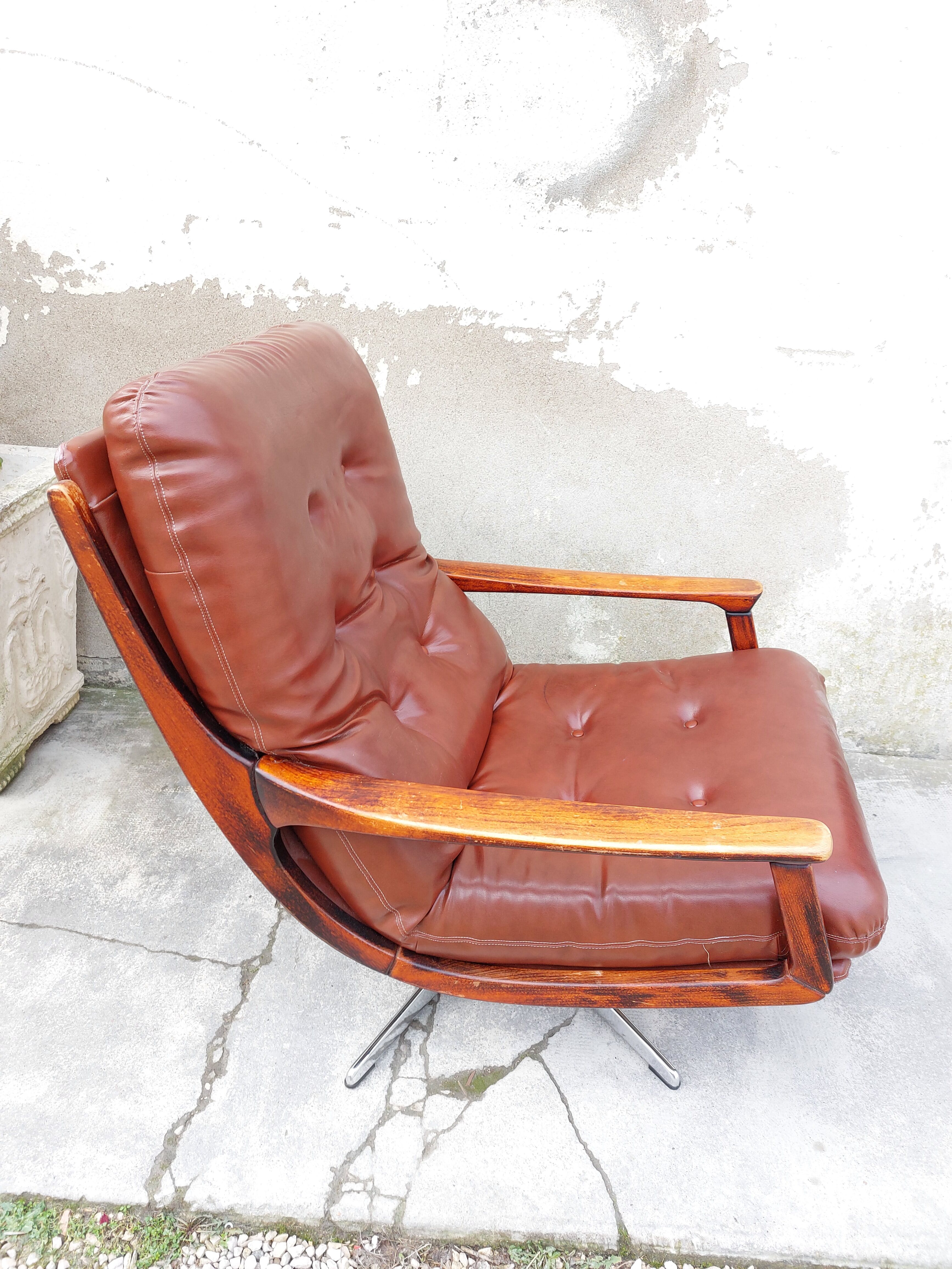 Rotating armchair in vintage skaî 1970