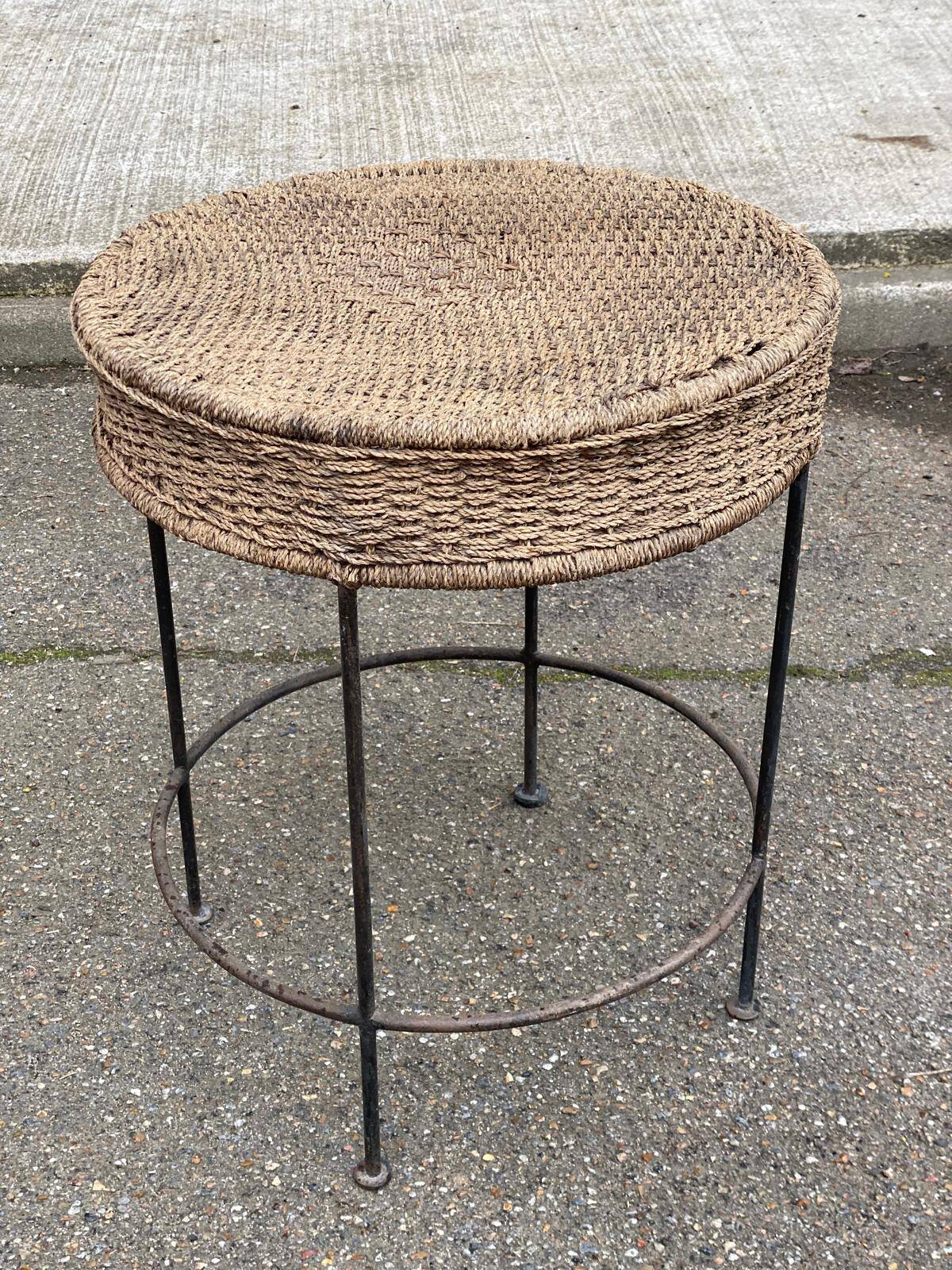Round side table in woven straw and black steel