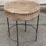 Round side table in woven straw and black steel