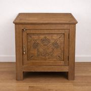 Buffet en chêne avec motifs sculptés