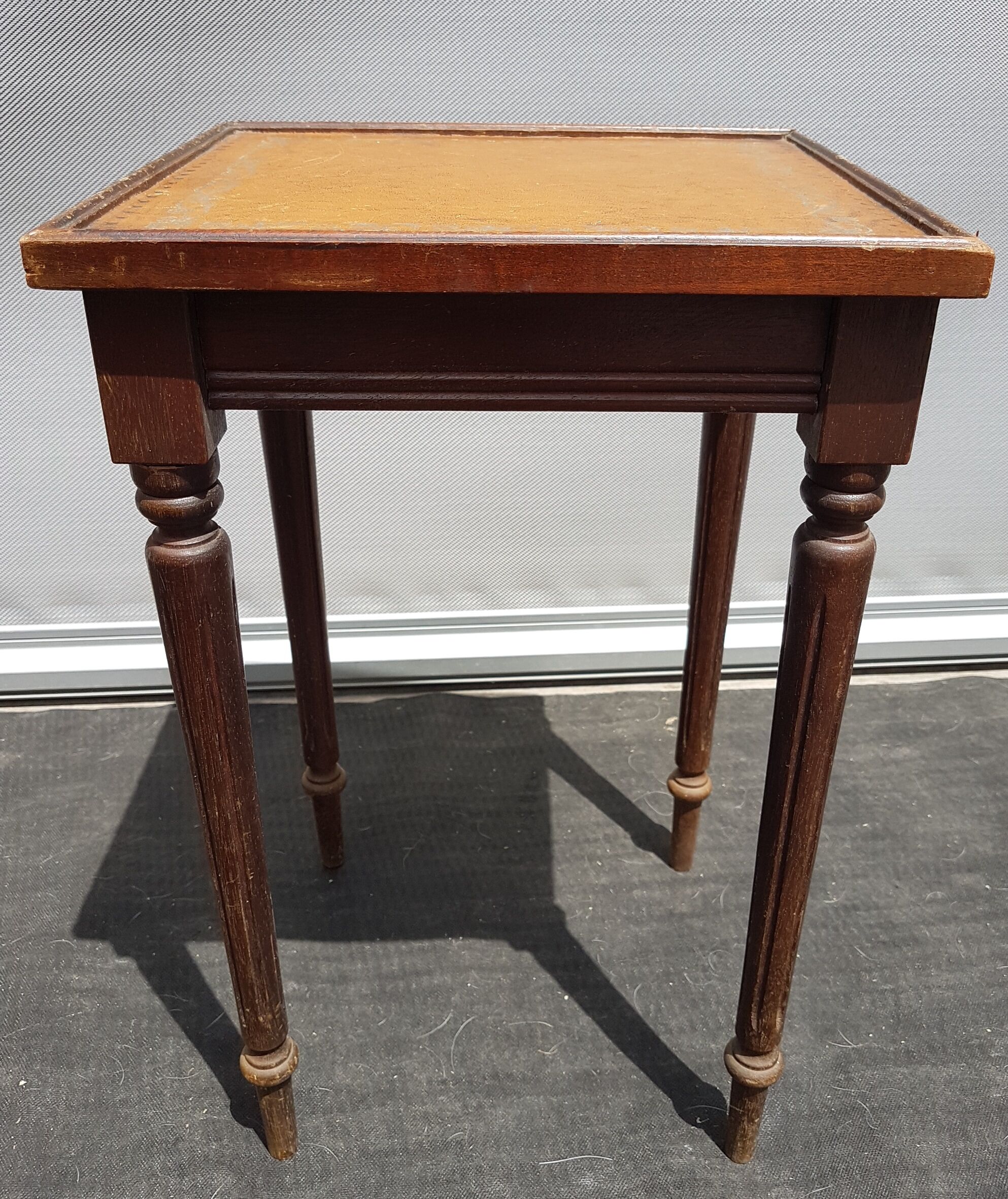 Pair of small flying tables dandy wrapped leather and gold vignette
