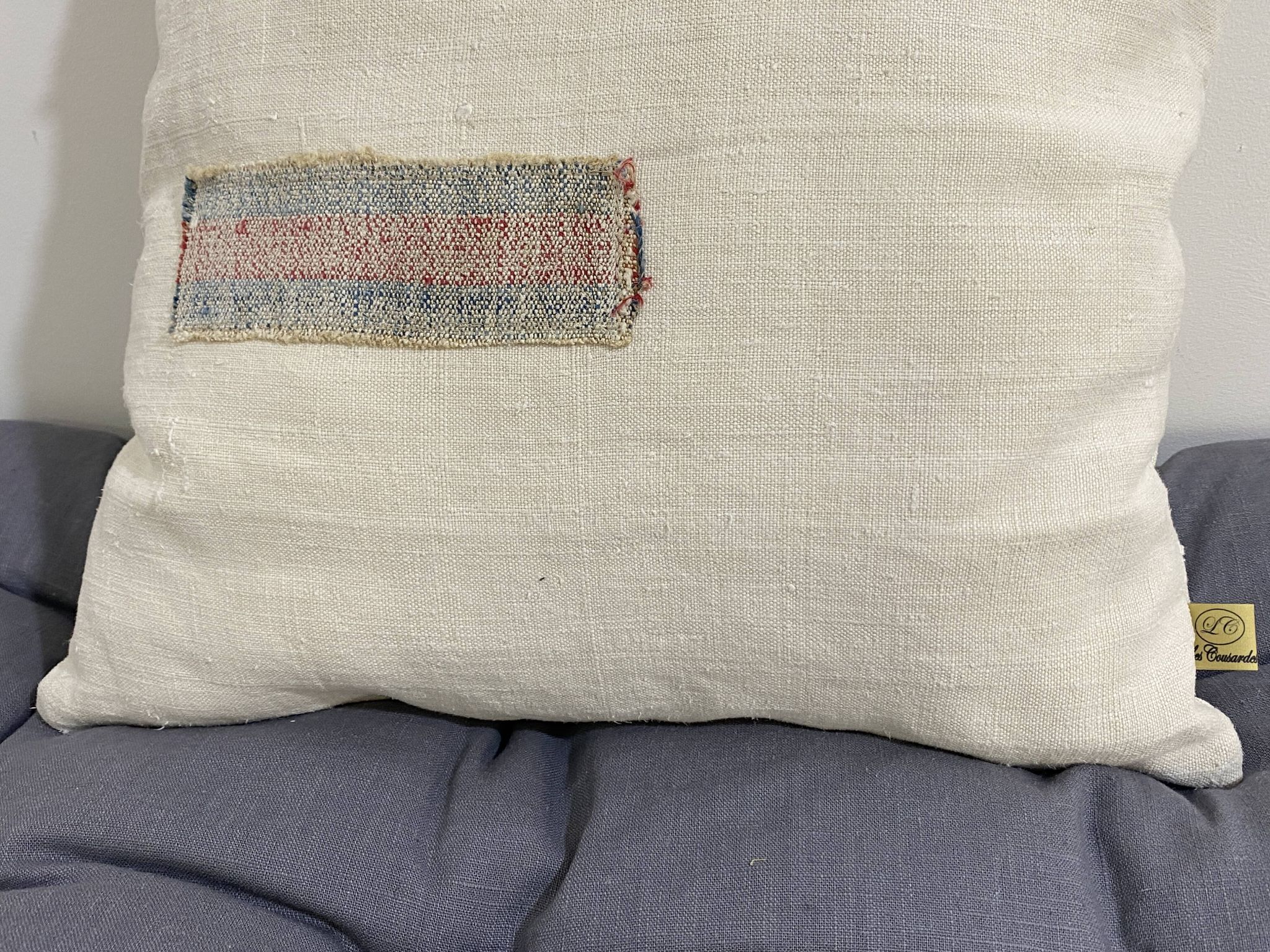 Coussin carré en toile ancienne style Kilim