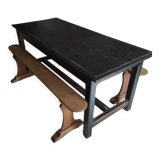 Table ferme et deux bancs