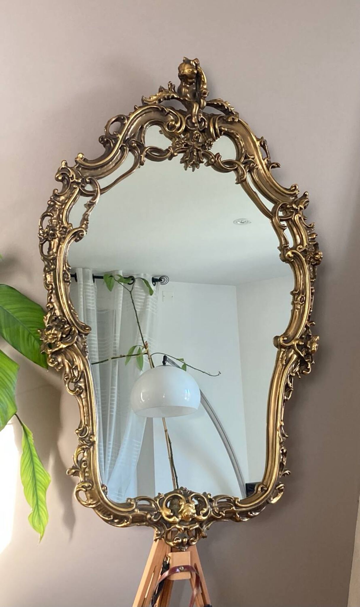 Rocaille style mirror from the 20th century in wood and gilded stucco, Putto on the pediment