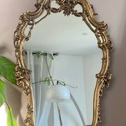 Rocaille style mirror from the 20th century in wood and gilded stucco, Putto on the pediment