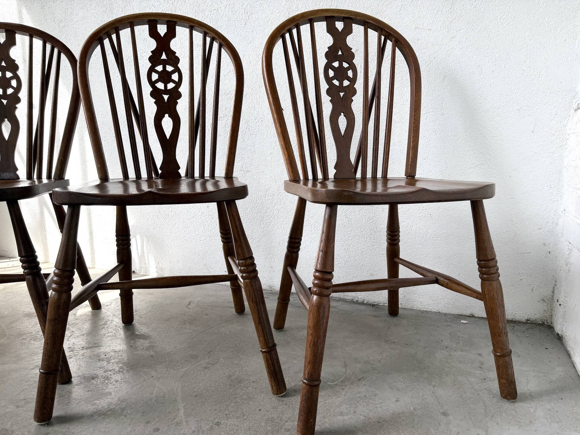 Suite de Quatre Chaises "Windsor"