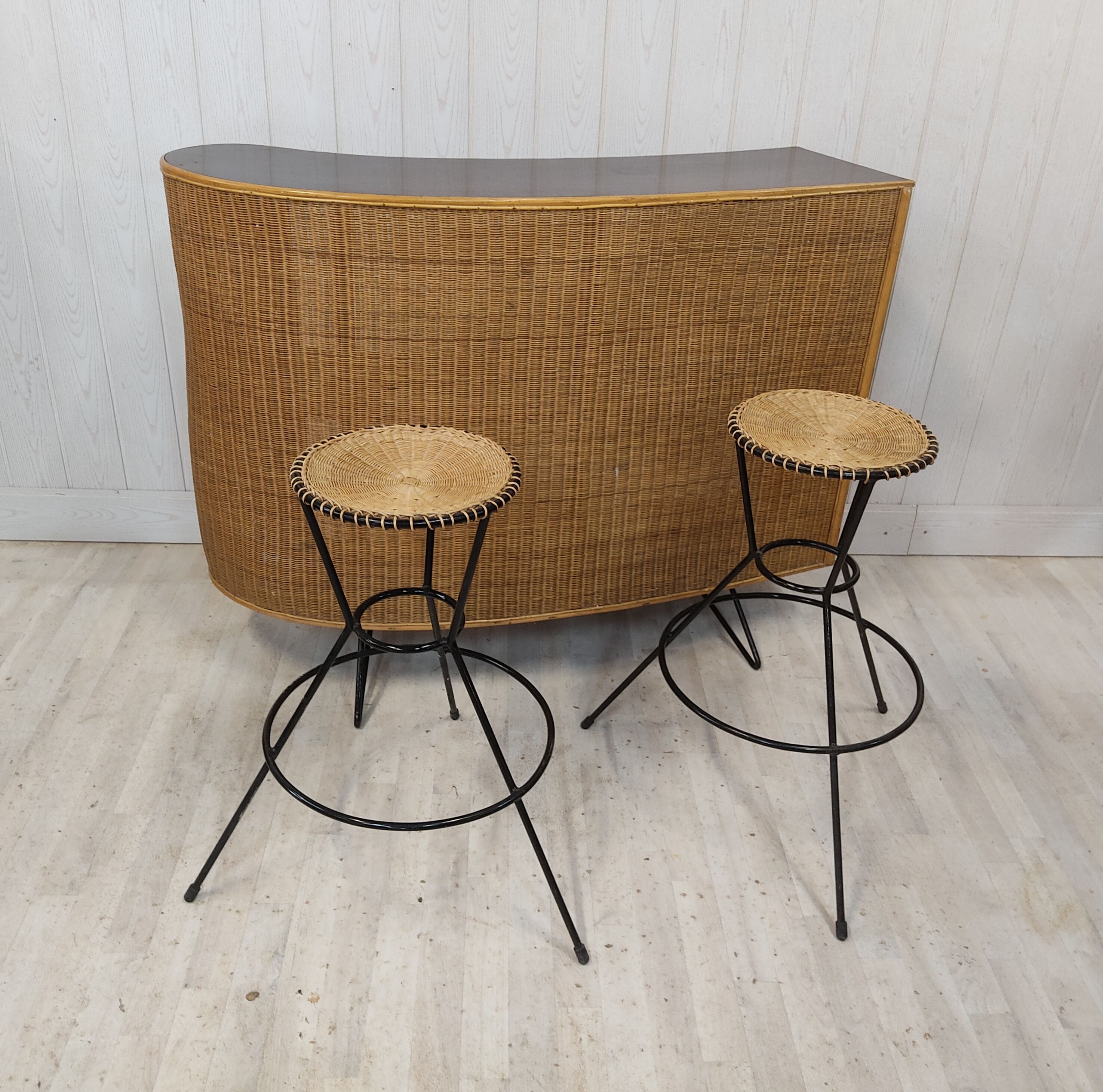 Vintage wicker bar and its two stools