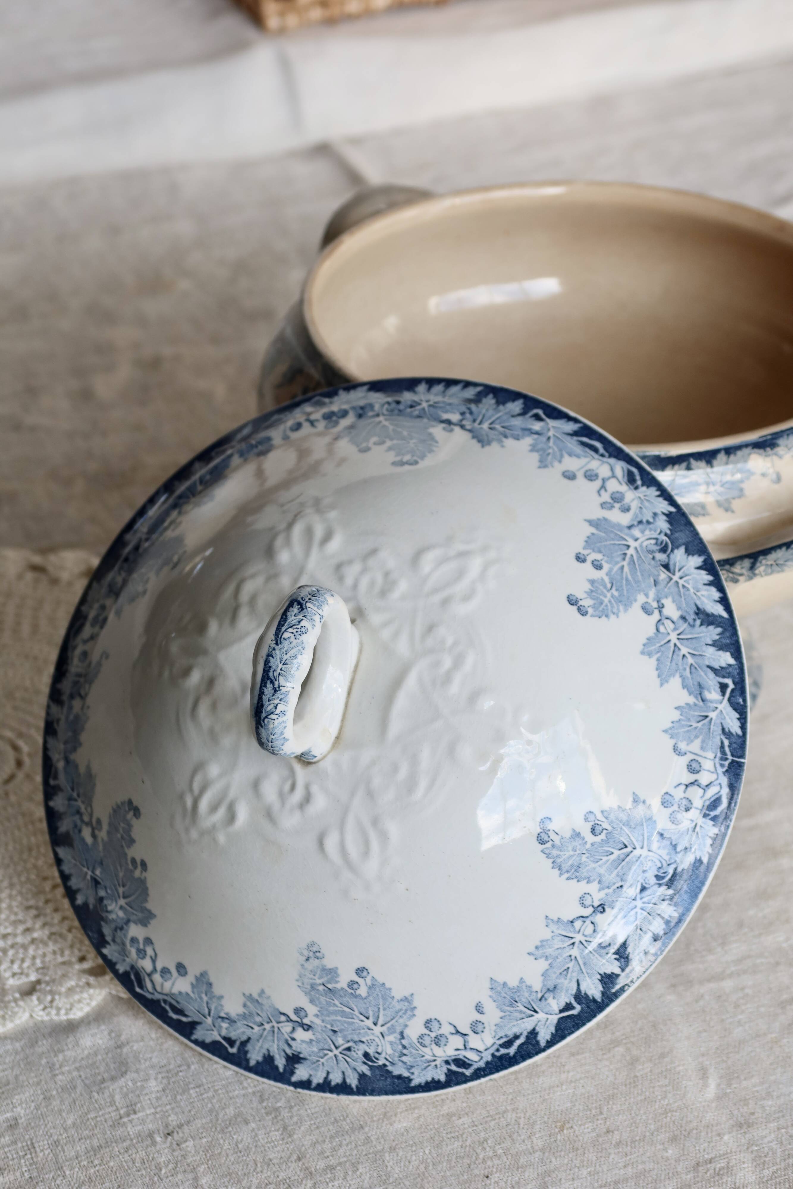Vintage soup tureen, ironstone, Saint Amand Hamage Nord, Platane blue model.