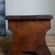 Banc repose-pied ancien en bois massif