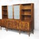 Buffet suédois ancien en noyer et ronce avec vitrine en verre, années 1940