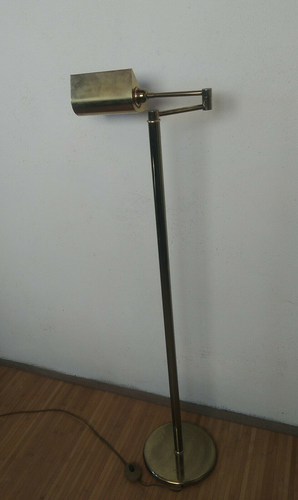 Articulated brass lamppost