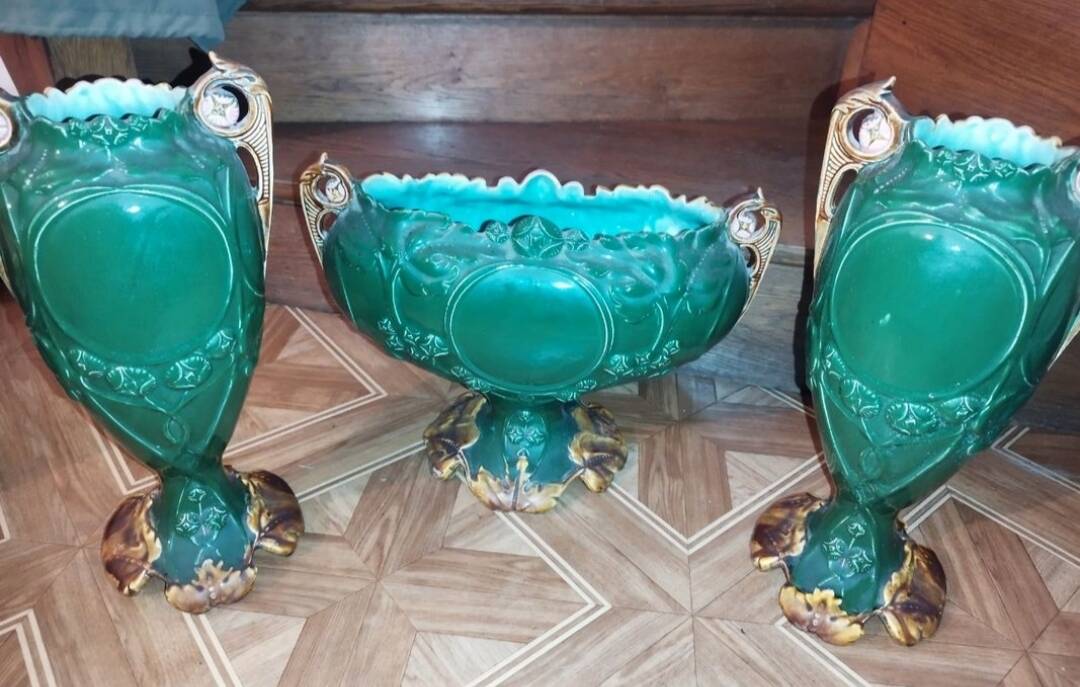 Fireplace garniture in slipware