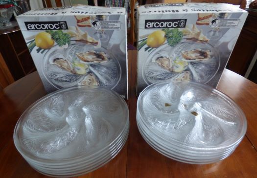 Set of 12 vintage 70s Arcoroc oyster plates