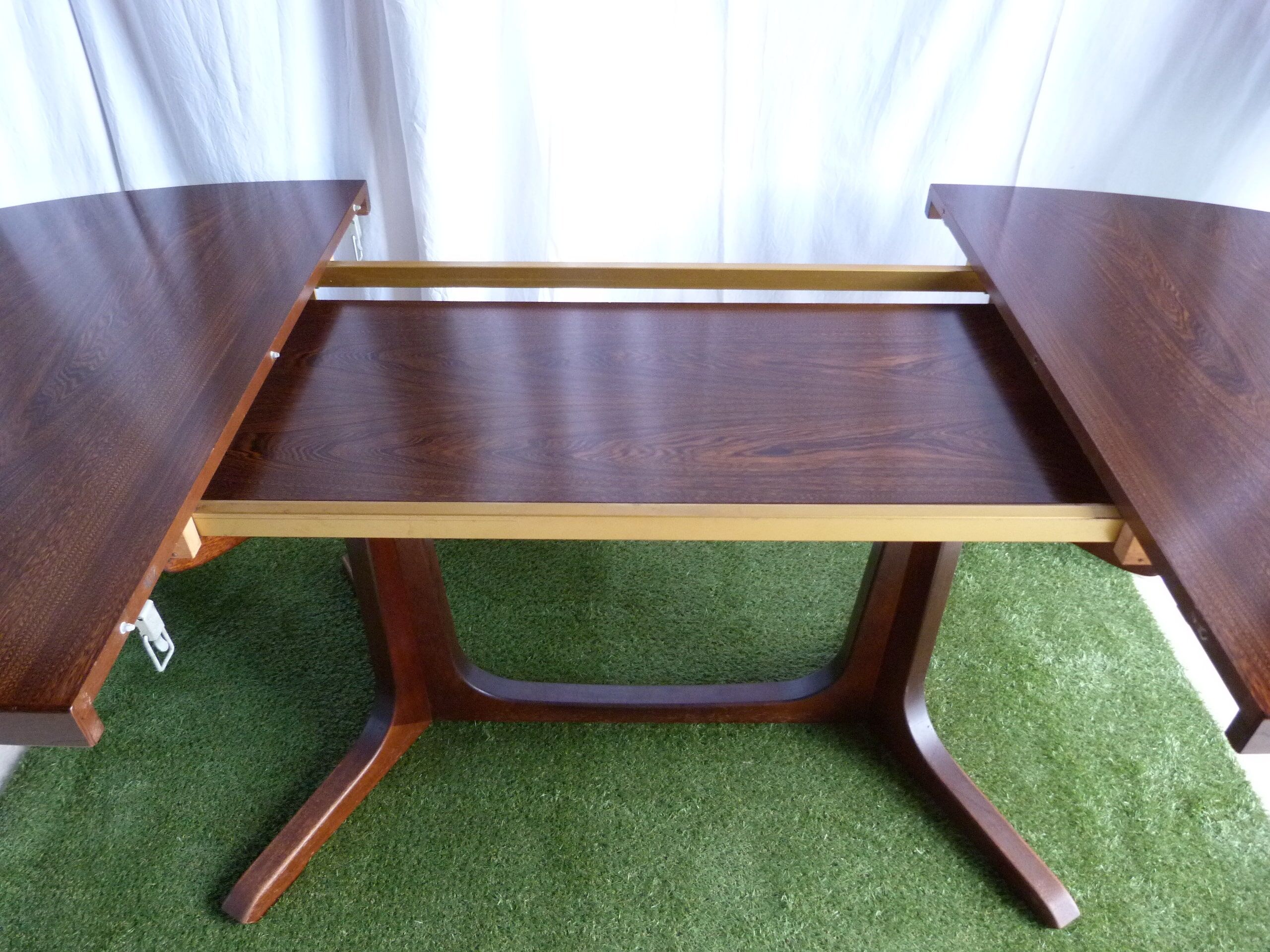 Extendable oval table