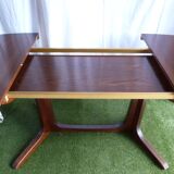 Extendable oval table