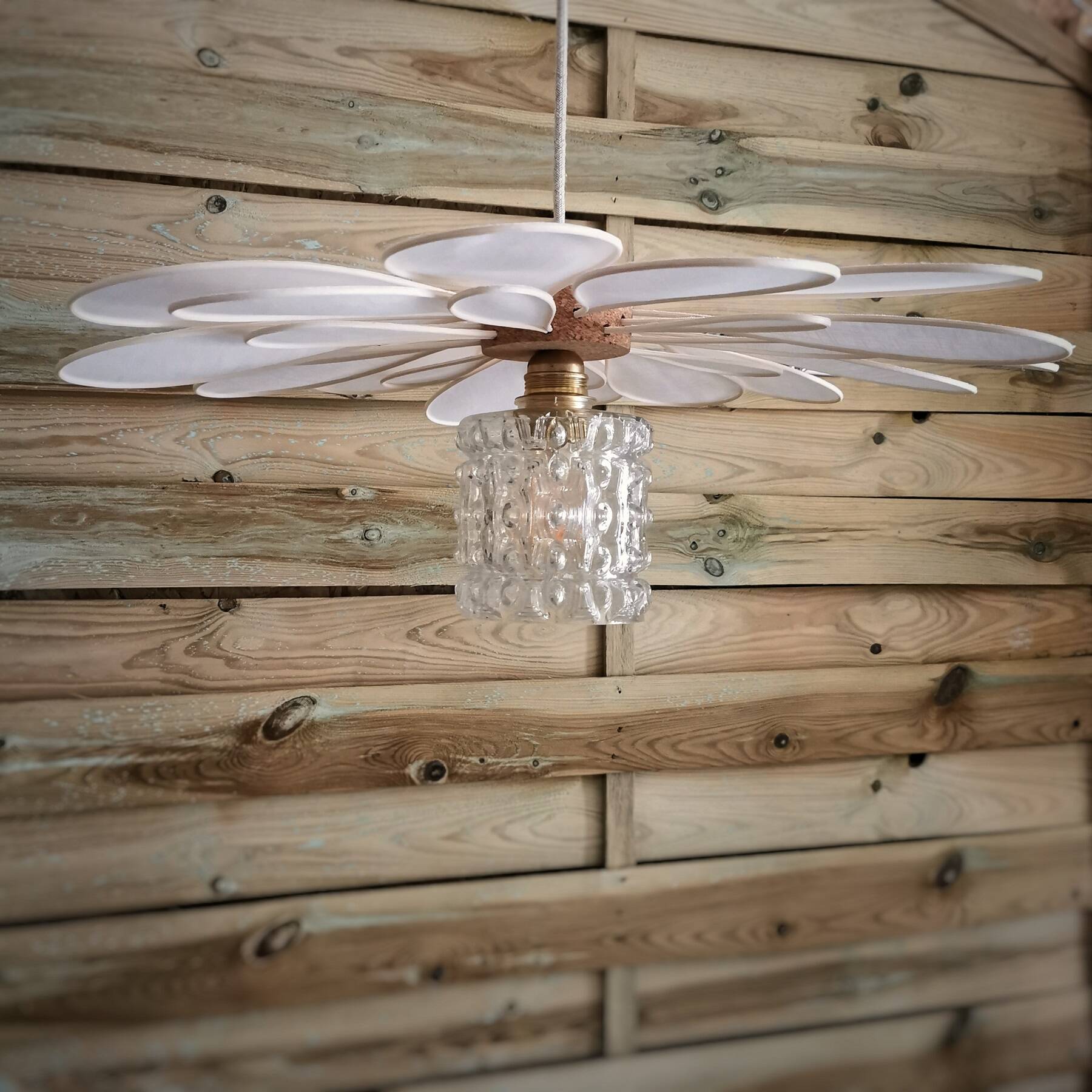 Suspension flower petals in rattan, white linen and vintage glass globe