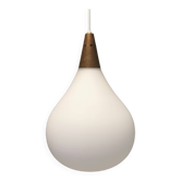Grande suspension en verre opale blanc avec plateau en laiton. Danois et estimé à partir des années 1970.