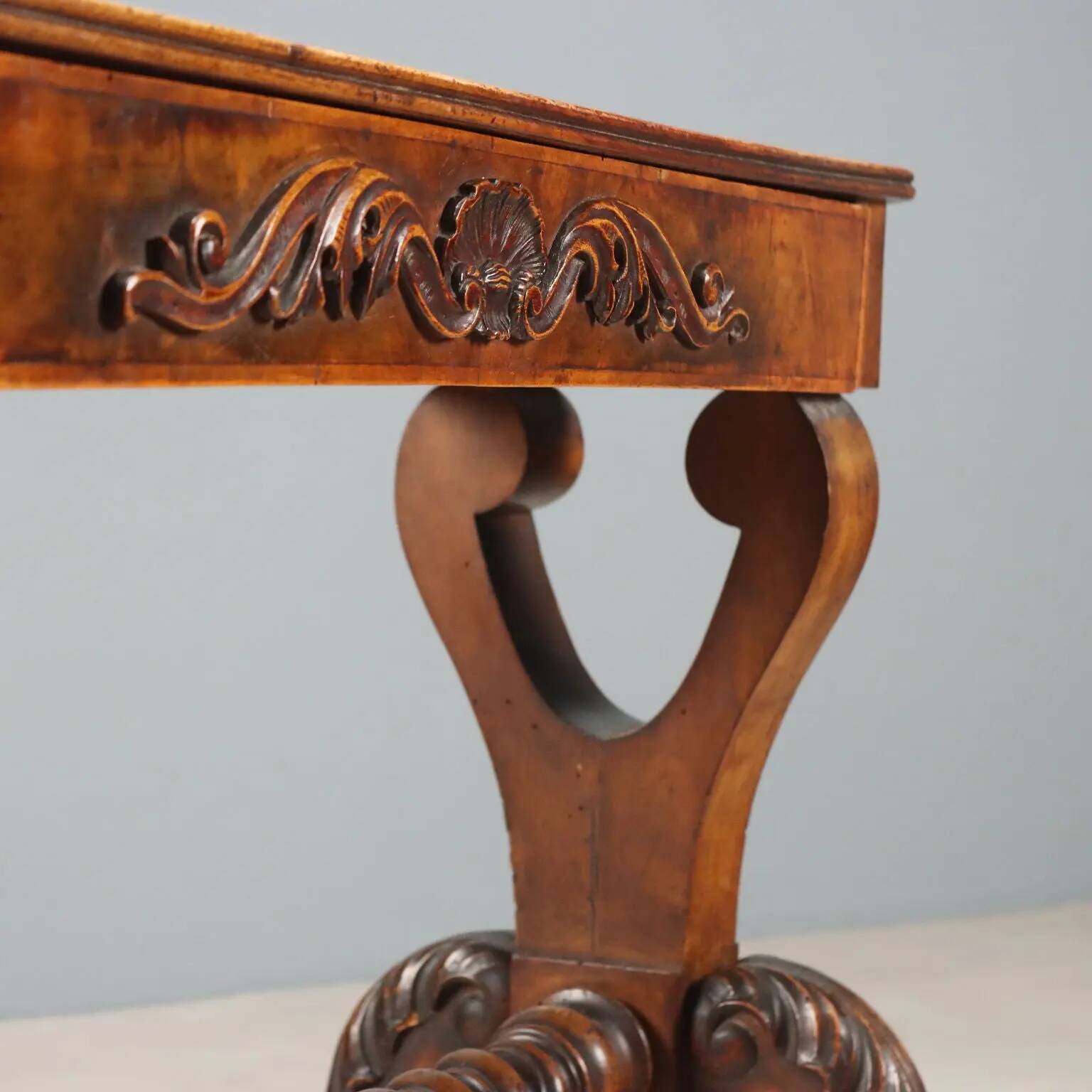 Petite table ancienne en noyer sculpté, Italie, milieu XIXe siècle
