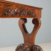 Petite table ancienne en noyer sculpté, Italie, milieu XIXe siècle