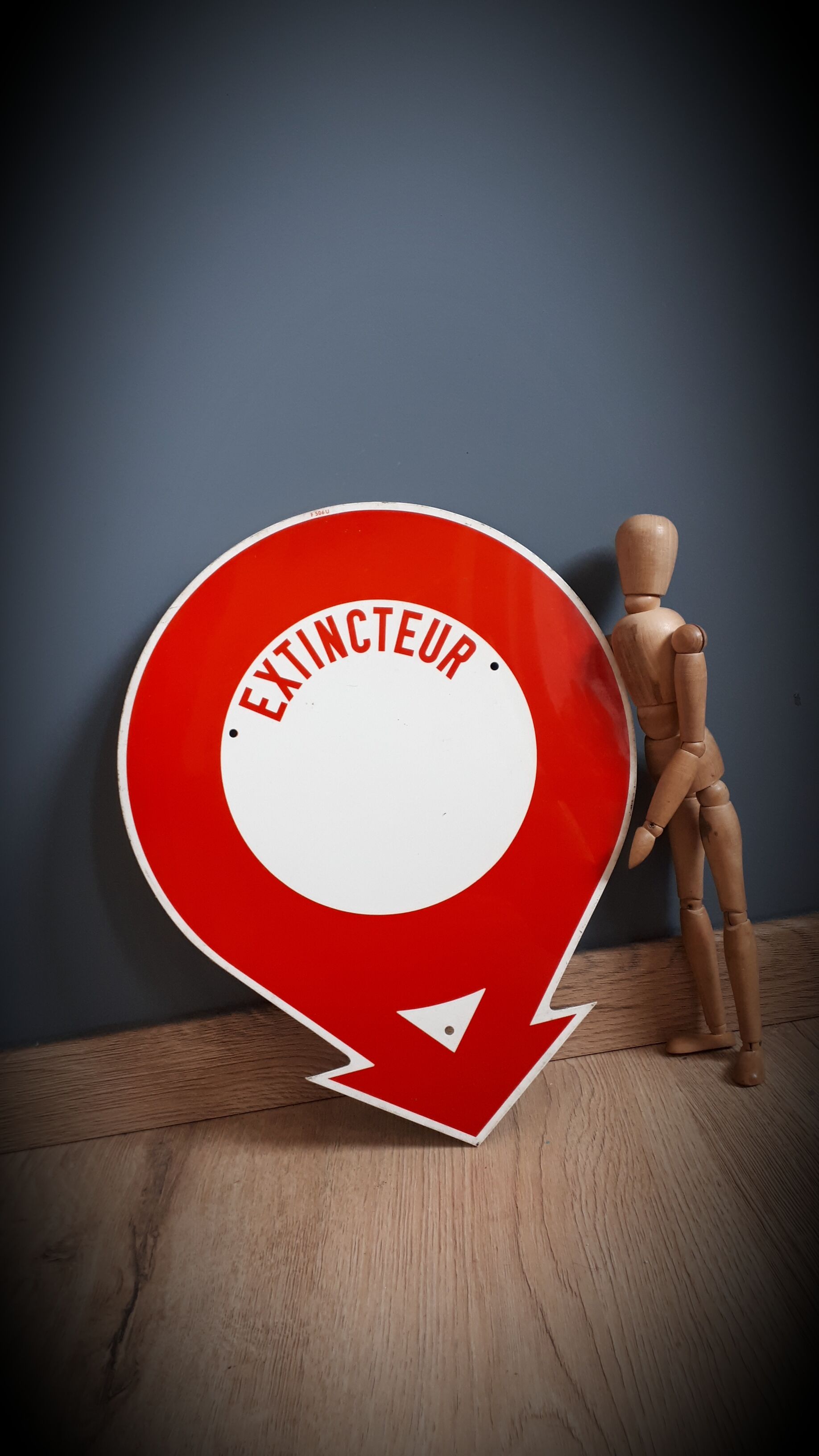 Fire extinguisher plate