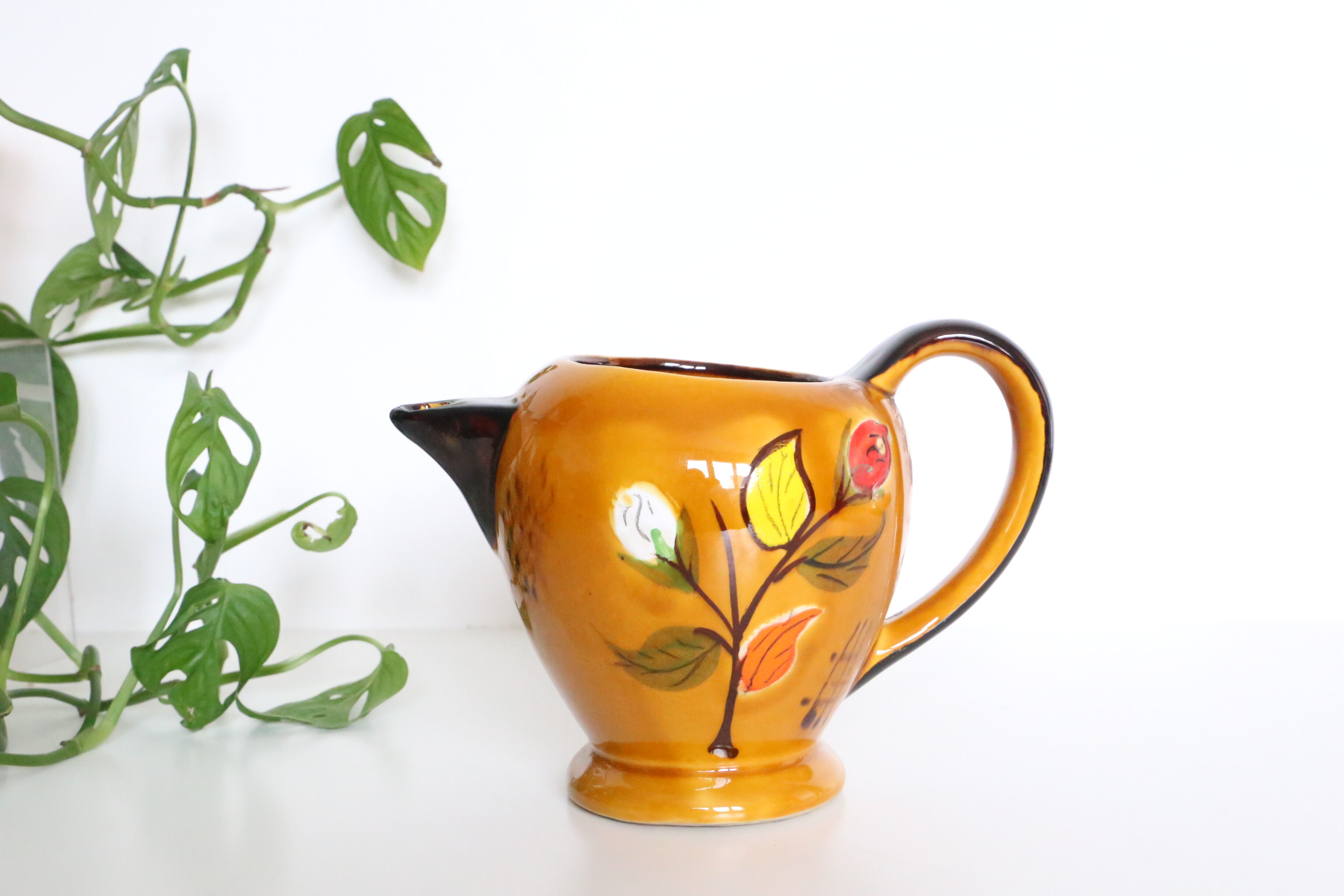 Pichet en céramique, marron et fleuri, vintage