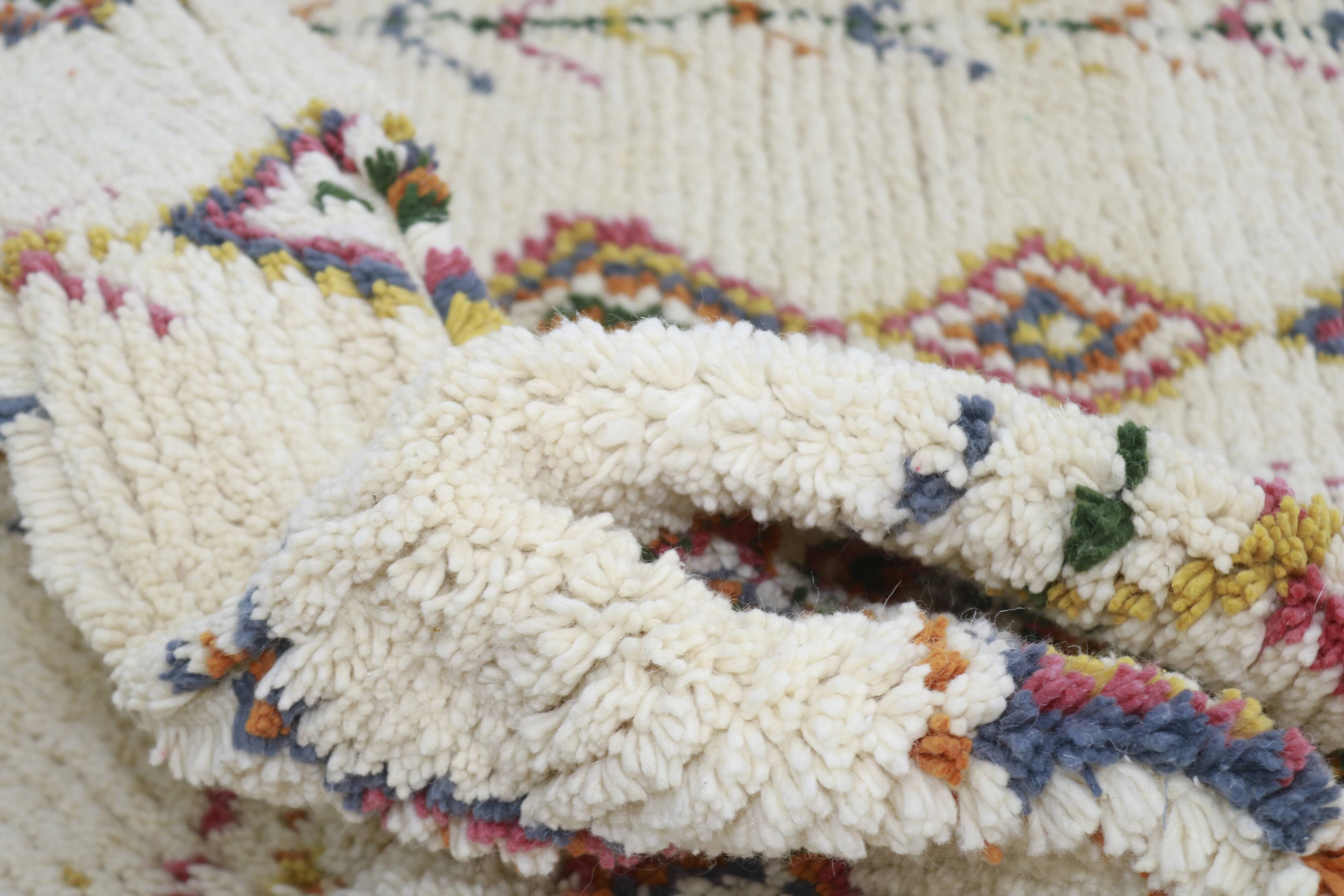 Azilal rug 305×195 cm – Ivory Moroccan Berber rug with multicoloured tribal diamonds, GO-974