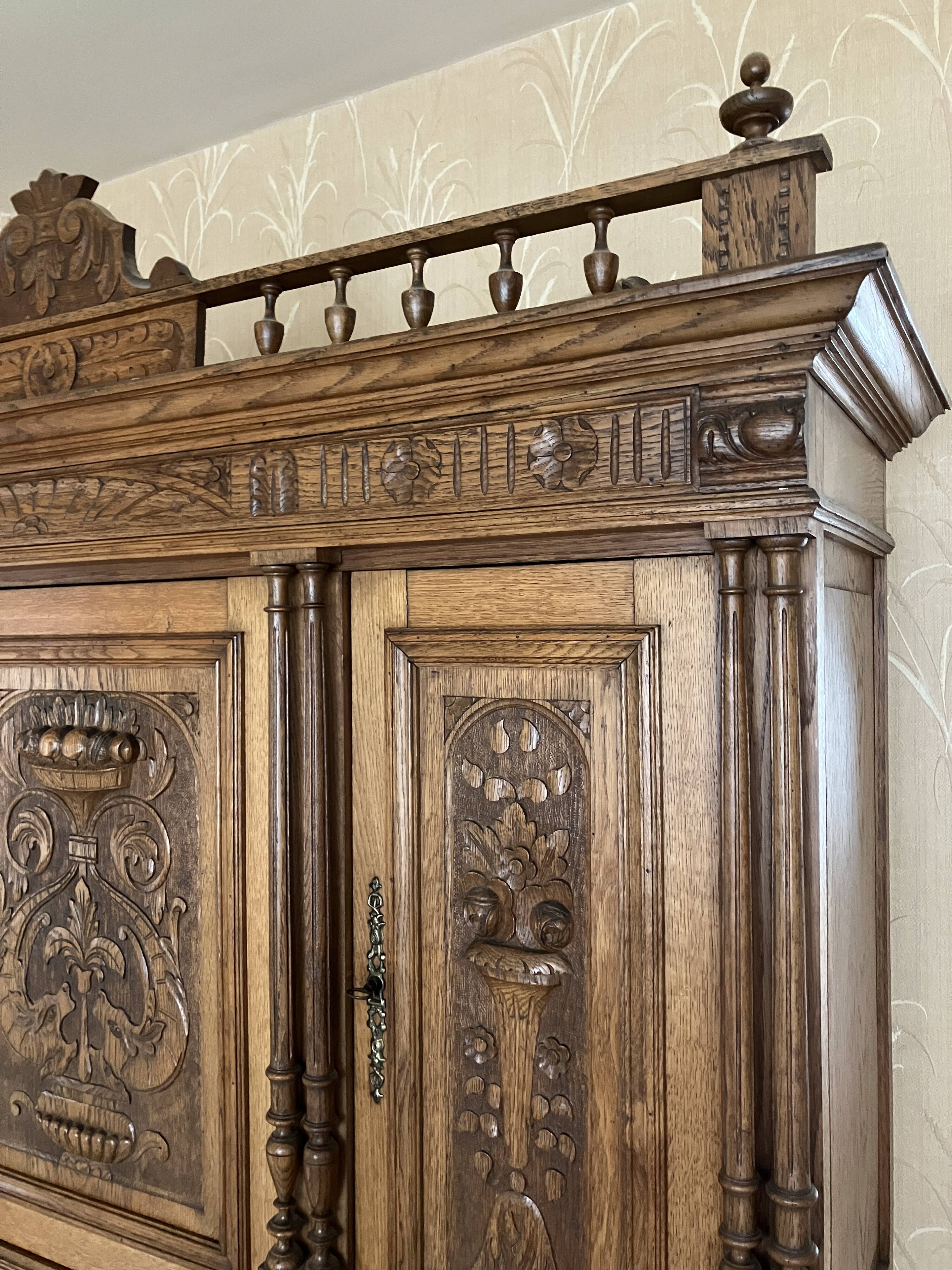 Buffet sculpté dans le style Henri II